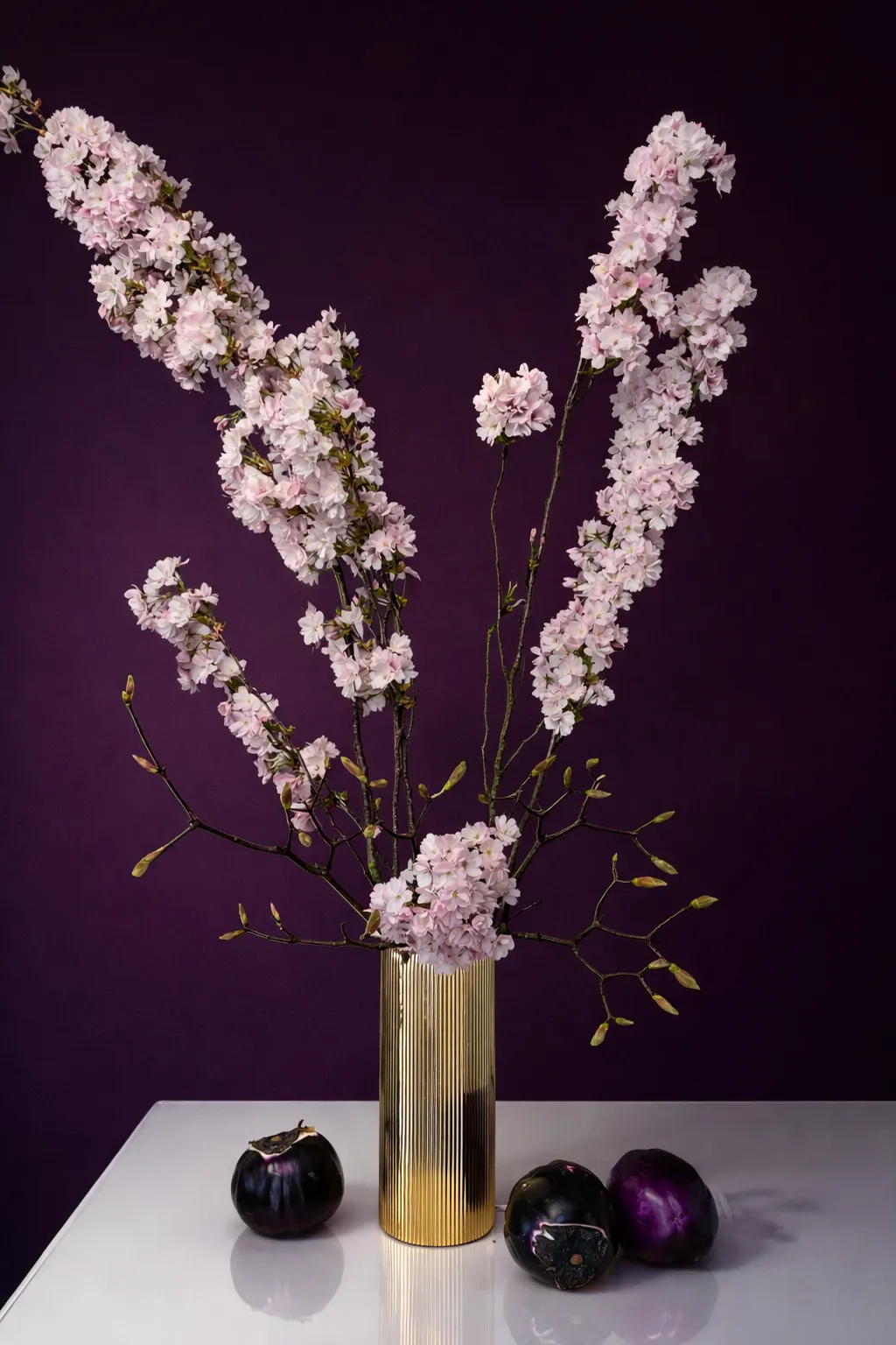 Zeitgenössische florale Installation mit räumlicher Spannung