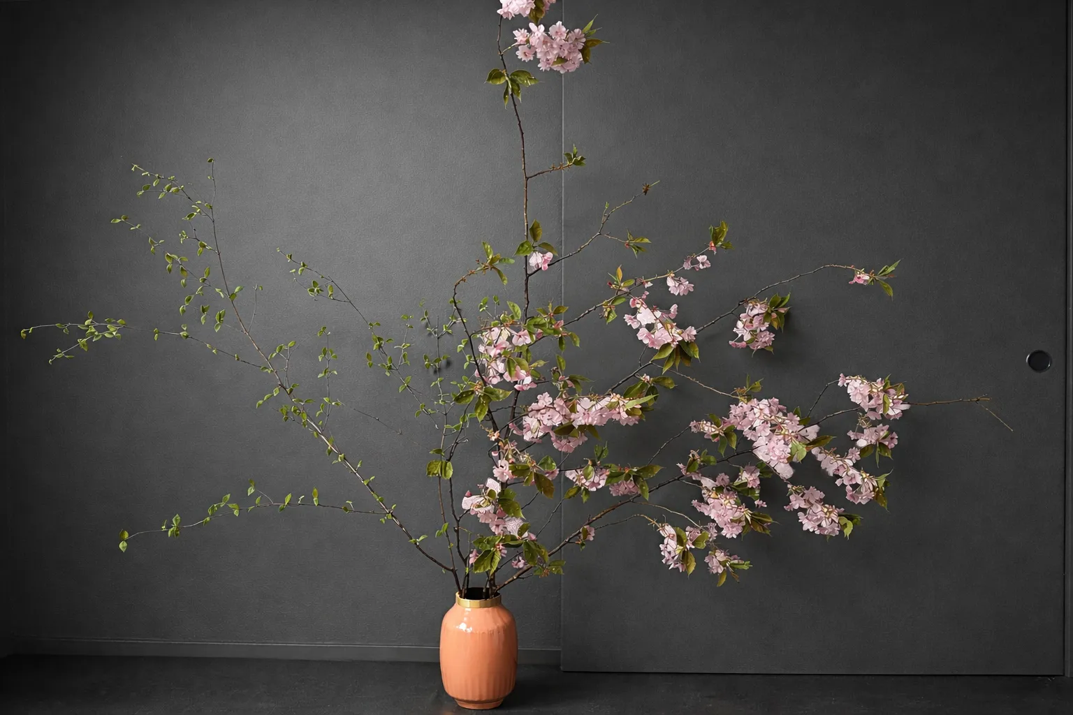 Reduzierte florale Struktur, gebaut um den Leerraum