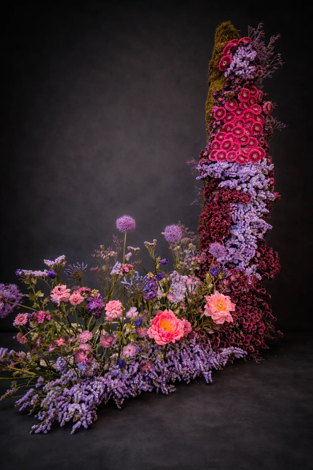 Architektonische florale Arbeit, komponiert in Ruhe und Gewicht