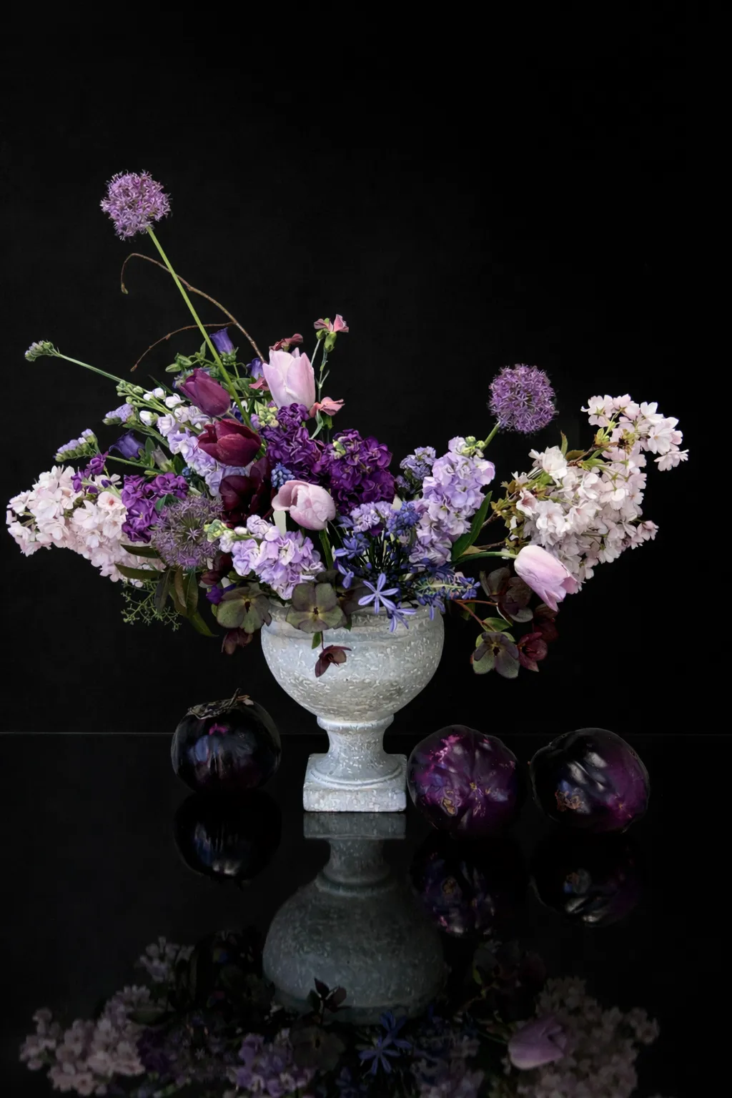 Skulpturales Blumenarrangement für Editorial-Fotografie