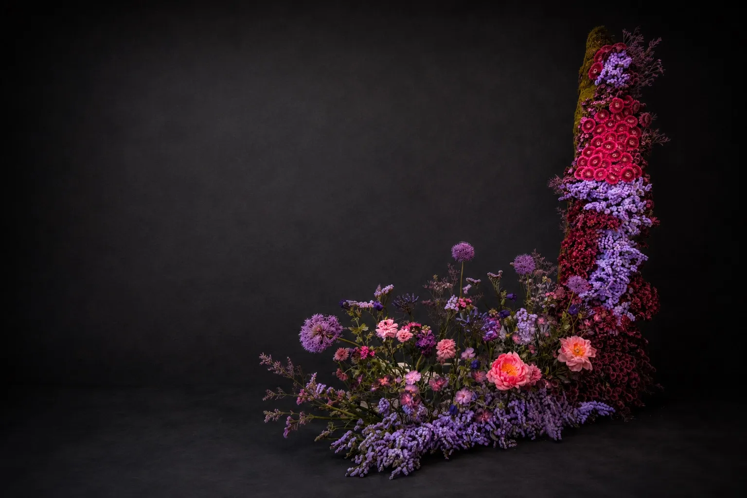HOUSER-Blumenarrangement — architektonische Komposition mit Tulpen und saisonalen Blüten.