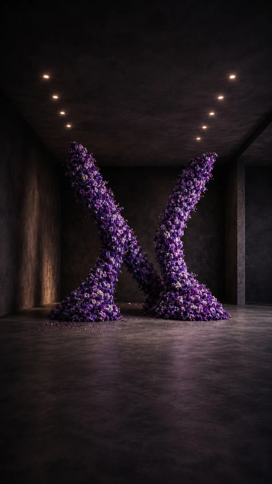 Grossformatige violette Floralinstallation im HOUSER Studio